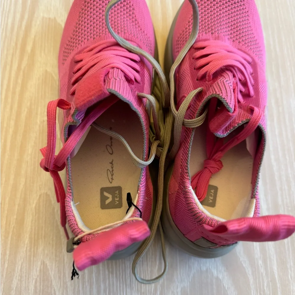 Veja Women's Pink Sneakers - Picture 5 of 6